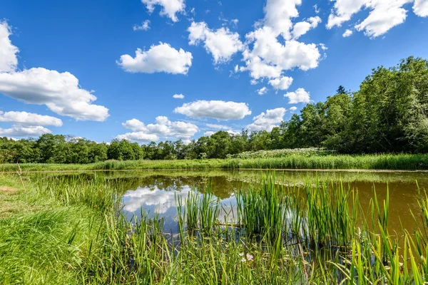 Göldeki bulutların yansıması