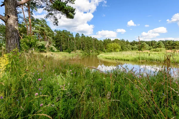Göldeki bulutların yansıması