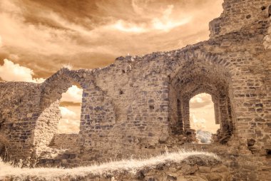 kızılötesi kamera görüntüsü. eski taş castle Harabeleri