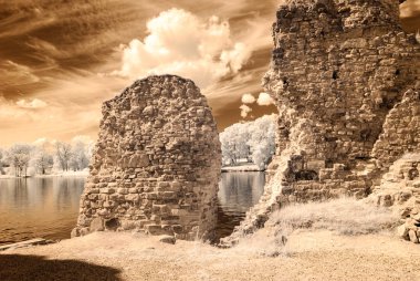 kızılötesi kamera görüntüsü. eski taş castle Harabeleri