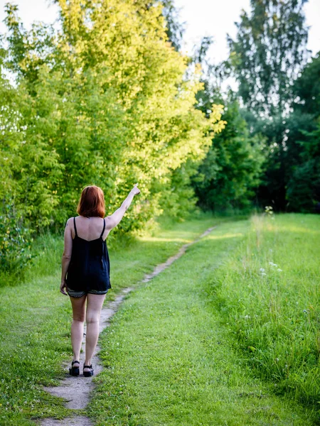 Genç kadın doğanın tadını çıkarıyor