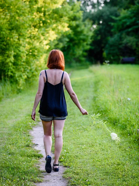 Genç kadın doğanın tadını çıkarıyor