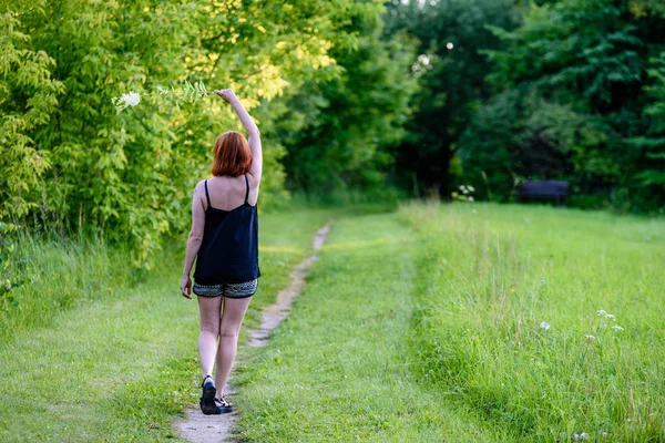 Genç kadın doğanın tadını çıkarıyor