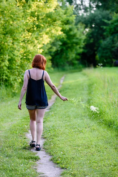 Genç kadın doğanın tadını çıkarıyor