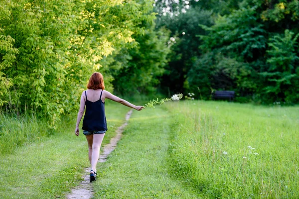 Genç kadın doğanın tadını çıkarıyor