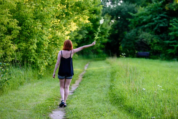 Genç kadın doğanın tadını çıkarıyor
