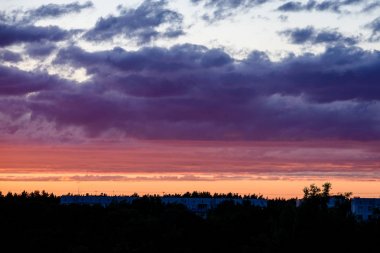 dramatik kırmızı bulutlar