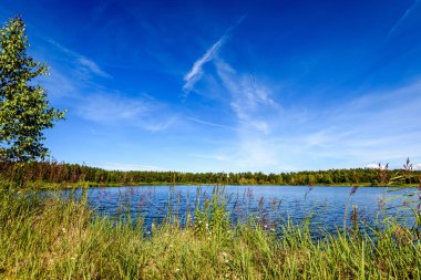 Göldeki bulutların yansıması