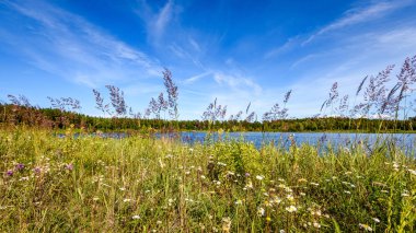 Göldeki bulutların yansıması