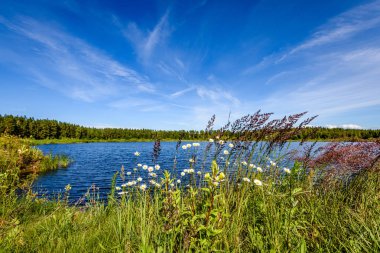 Göldeki bulutların yansıması