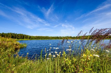 Göldeki bulutların yansıması