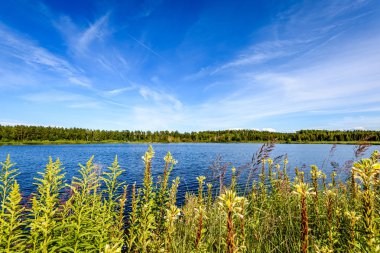 Göldeki bulutların yansıması