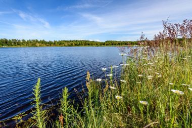 Göldeki bulutların yansıması