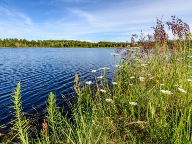 Göldeki bulutların yansıması