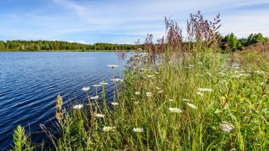 Göldeki bulutların yansıması