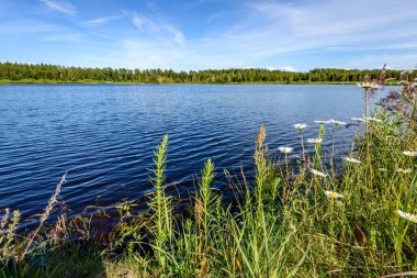 Göldeki bulutların yansıması