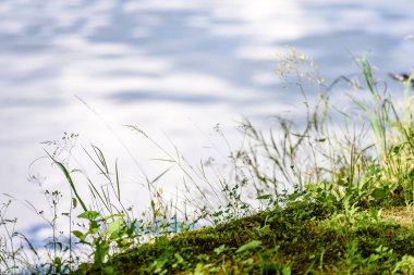 Göldeki bulutların yansıması