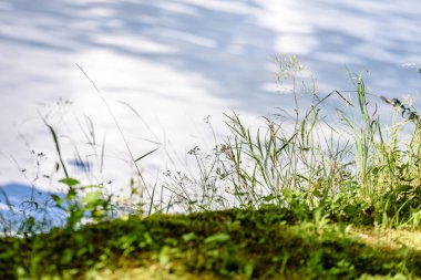 Göldeki bulutların yansıması