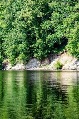 Göldeki bulutların yansıması