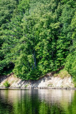 Göldeki bulutların yansıması