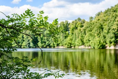 Göldeki bulutların yansıması