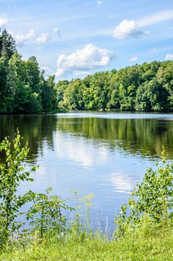 Göldeki bulutların yansıması