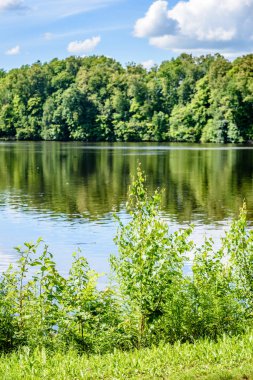 Göldeki bulutların yansıması