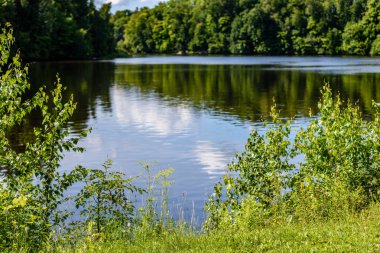 Göldeki bulutların yansıması
