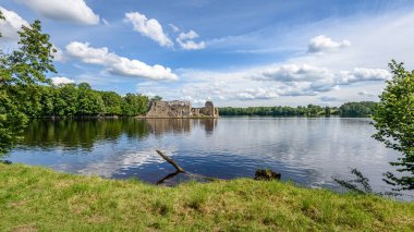 Göldeki bulutların yansıması