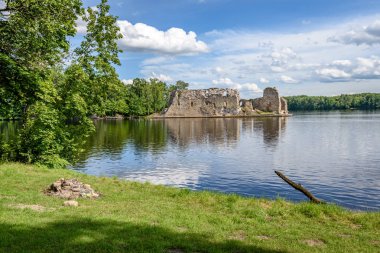 Göldeki bulutların yansıması