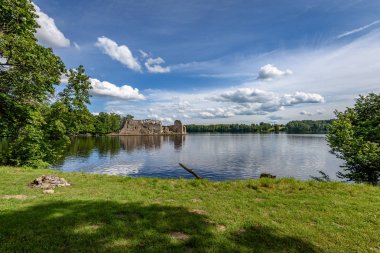 Göldeki bulutların yansıması