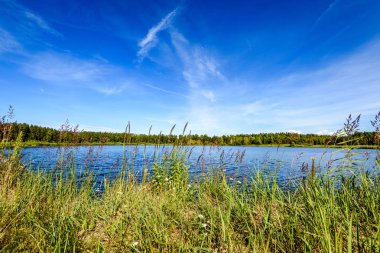 Göldeki bulutların yansıması
