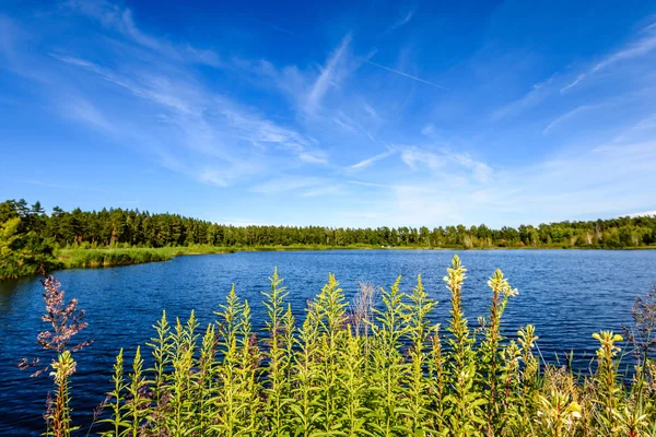 Göldeki bulutların yansıması