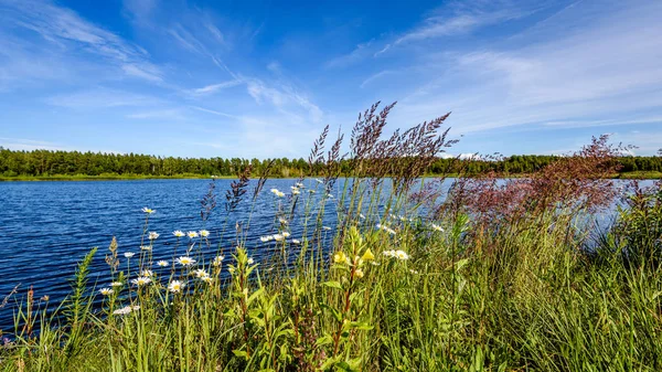 Göldeki bulutların yansıması