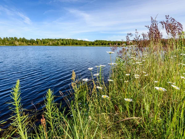 Göldeki bulutların yansıması