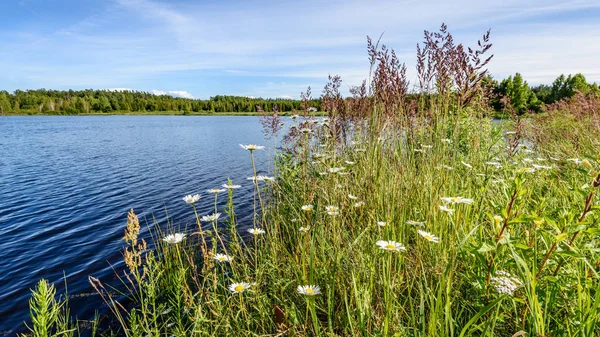 Göldeki bulutların yansıması