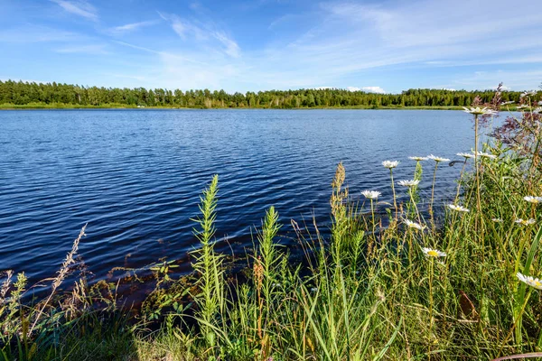 Göldeki bulutların yansıması