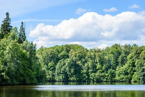 Göldeki bulutların yansıması