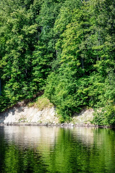 Göldeki bulutların yansıması