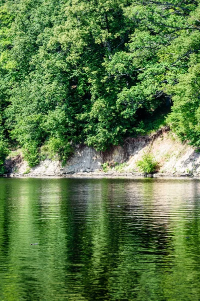 Göldeki bulutların yansıması