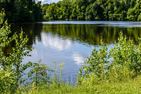 Göldeki bulutların yansıması