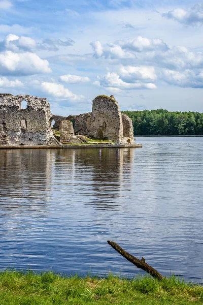 Руины старого каменного замка — стоковое фото