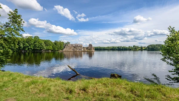 Göldeki bulutların yansıması