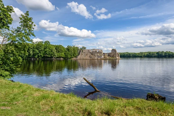 Göldeki bulutların yansıması