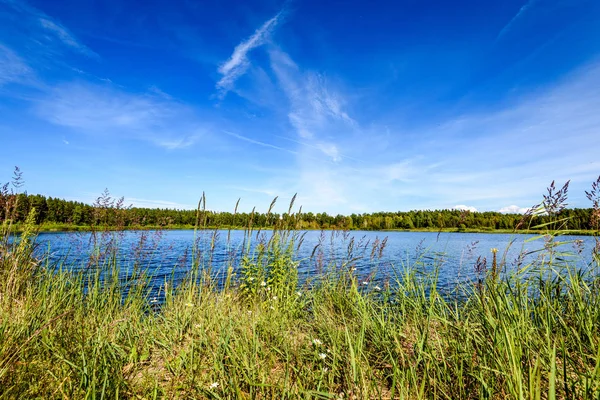Göldeki bulutların yansıması