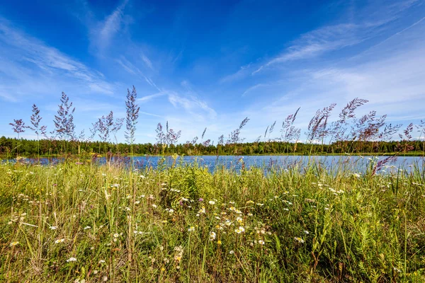 Göldeki bulutların yansıması