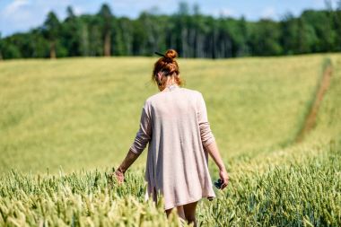 Buğday sessizlik zevk alan kadın