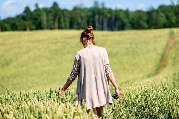 Buğday sessizlik zevk alan kadın