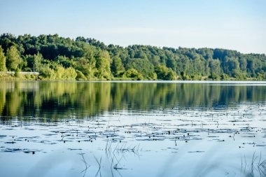 Göldeki bulutların yansıması