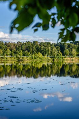 Göldeki bulutların yansıması